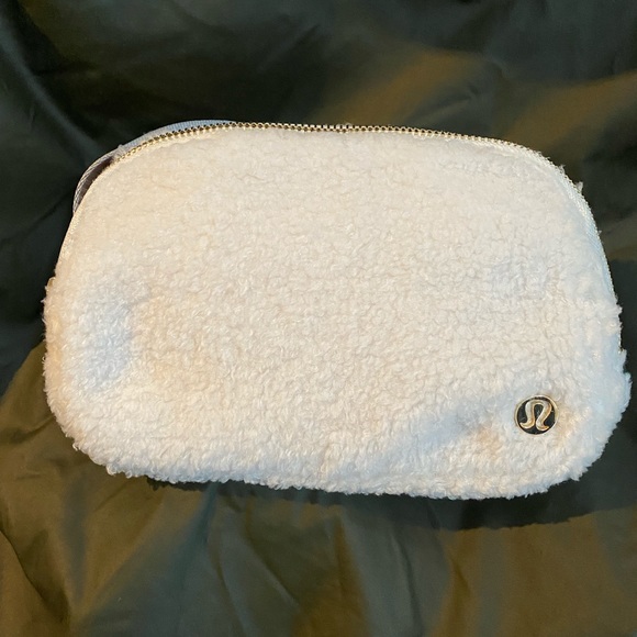 Lululemon Everywhere Fleece Belt Bag - Ivory - Picture 4 of 6